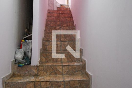 Escada de casa para alugar com 1 quarto, 50m² em Vila Heliopolis, São Paulo