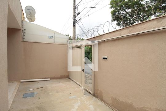 Garagem de casa para alugar com 2 quartos, 60m² em Jardim Guanabara, Belo Horizonte