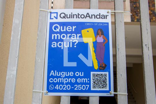 Plaquinha instalada na fachada de apartamento à venda com 2 quartos, 80m² em Vila Scarpelli, Santo André