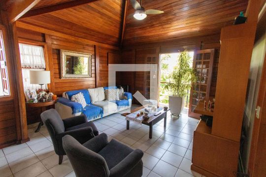 Sala de casa de condomínio à venda com 5 quartos, 199m² em Pendotiba, Niterói