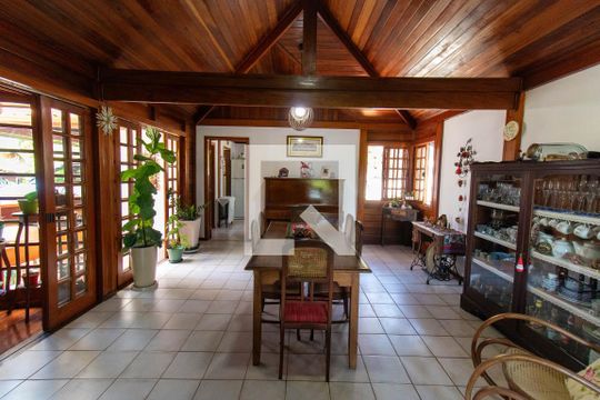 Sala de casa de condomínio à venda com 5 quartos, 199m² em Pendotiba, Niterói