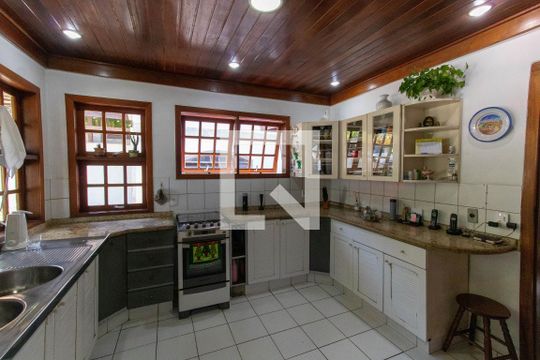 Cozinha de casa de condomínio à venda com 5 quartos, 199m² em Pendotiba, Niterói