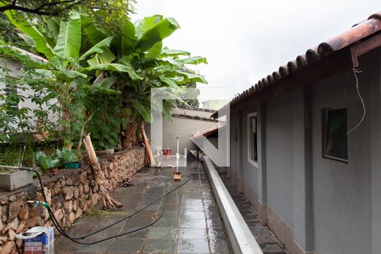 Casa 2 - Quintal de casa à venda com 5 quartos, 500m² em Pampulha, Belo Horizonte