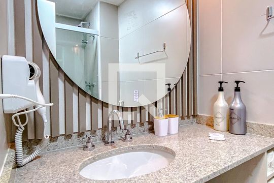 Banheiro de kitnet/studio para alugar com 1 quarto, 21m² em Paraíso, São Paulo