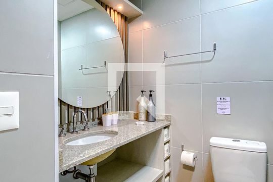 Banheiro de kitnet/studio para alugar com 1 quarto, 21m² em Paraíso, São Paulo