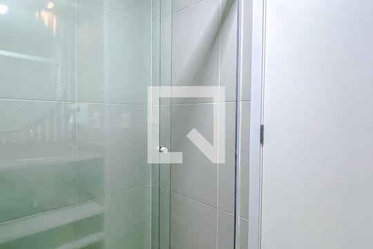 Banheiro de kitnet/studio para alugar com 1 quarto, 21m² em Paraíso, São Paulo