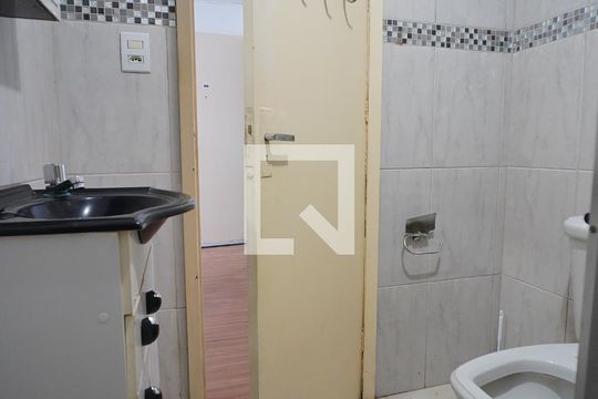 Banheiro de apartamento à venda com 1 quarto, 40m² em Petrópolis, Porto Alegre
