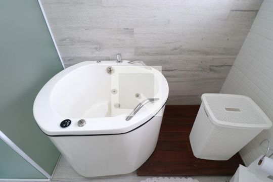 Detalhe Banheiro Social de casa para alugar com 4 quartos, 331m² em Vila Anglo Brasileira, São Paulo