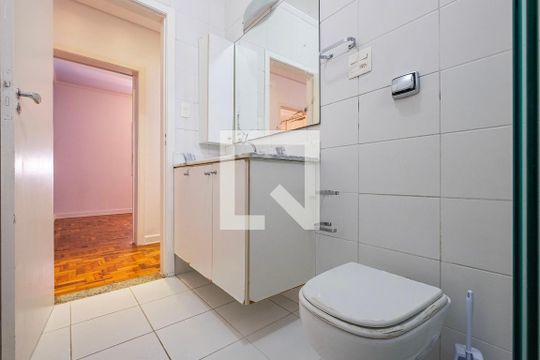 Banheiro de apartamento para alugar com 2 quartos, 63m² em Sumaré, São Paulo