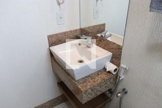 Banheiro de kitnet/studio para alugar com 1 quarto, 27m² em Setor Marista, Goiânia