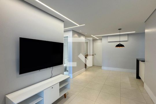 Sala de apartamento à venda com 2 quartos, 76m² em Empresarial 18 do Forte, Barueri