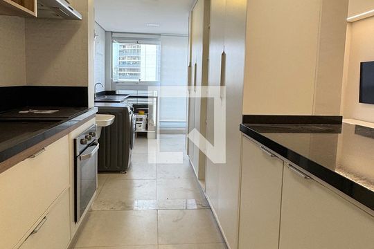 Cozinha de apartamento à venda com 2 quartos, 76m² em Empresarial 18 do Forte, Barueri