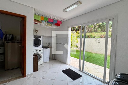 Área de Serviço de casa de condomínio para alugar com 3 quartos, 350m² em Jardim Julio, Barueri