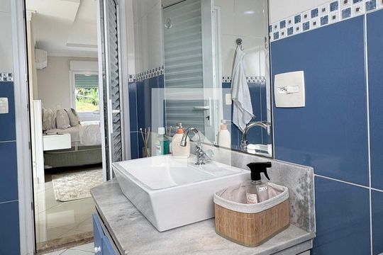 Banheiro da Suíte 1 de casa de condomínio para alugar com 3 quartos, 350m² em Jardim Julio, Barueri
