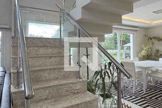 Escada de casa de condomínio para alugar com 3 quartos, 350m² em Jardim Julio, Barueri