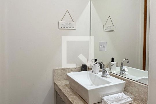Lavabo de casa de condomínio para alugar com 3 quartos, 350m² em Jardim Julio, Barueri