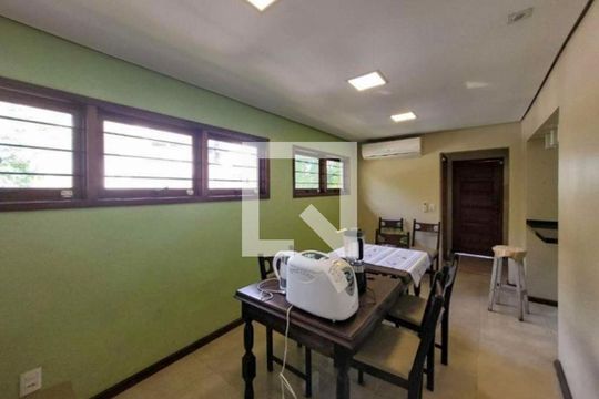 Despensa de casa à venda com 5 quartos, 358m² em Petrópolis, Porto Alegre