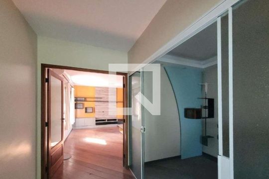 Corredor  de casa à venda com 5 quartos, 358m² em Petrópolis, Porto Alegre