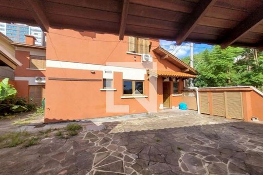 Quintal de casa à venda com 5 quartos, 358m² em Petrópolis, Porto Alegre