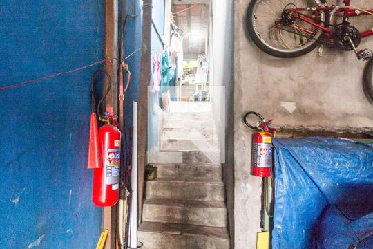 Entrada de casa para alugar com 2 quartos, 300m² em Jardim Mutinga, Barueri