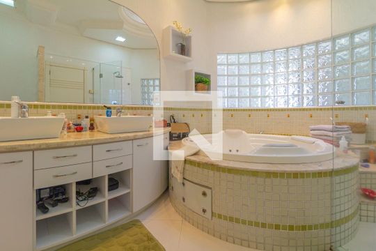 Banheira da Suíte 2 de casa para alugar com 3 quartos, 360m² em Marechal Rondon, Canoas