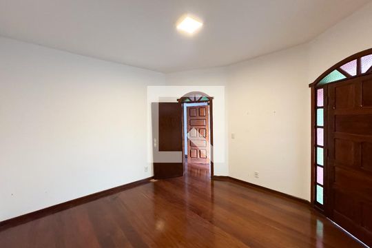 Sala de casa à venda com 4 quartos, 200m² em Bandeirantes, Contagem