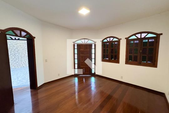 Casa à venda com 4 quartos, 200m² em Bandeirantes, Contagem
