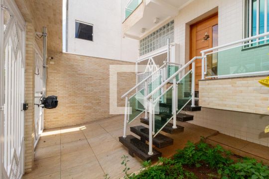 Garagem de casa à venda com 4 quartos, 140m² em Vila Diva (zona Leste), São Paulo