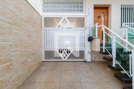 Garagem de casa à venda com 4 quartos, 140m² em Vila Diva (zona Leste), São Paulo
