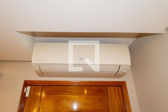 Sala de casa à venda com 4 quartos, 140m² em Vila Diva (zona Leste), São Paulo