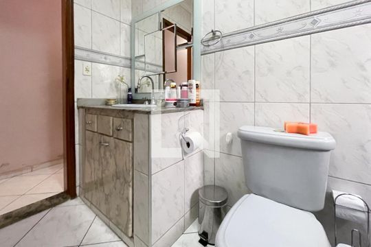 Banheiro Social 1  de casa à venda com 3 quartos, 247m² em Jardim Independencia, São Bernardo do Campo