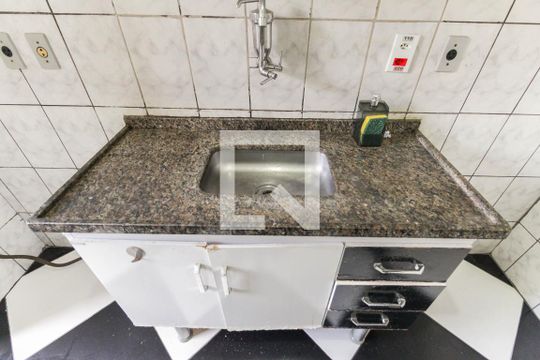 Cozinha de apartamento à venda com 2 quartos, 42m² em Jardim Redil, São Paulo