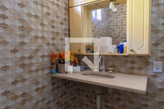 Banheiro 1 de casa à venda com 3 quartos, 115m² em Azenha, Porto Alegre