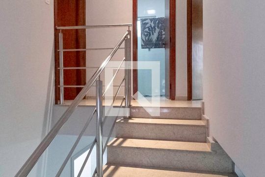 Escada de casa à venda com 3 quartos, 200m² em Cabral, Contagem