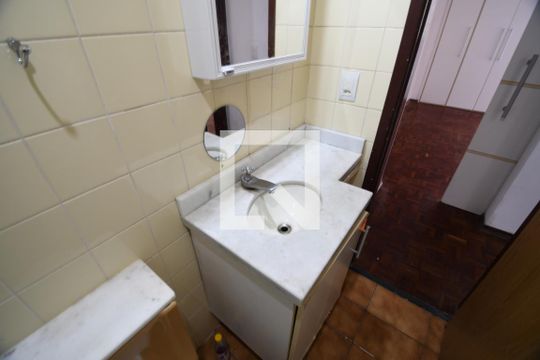 Banheiro de apartamento à venda com 1 quarto, 54m² em Centro, Campinas