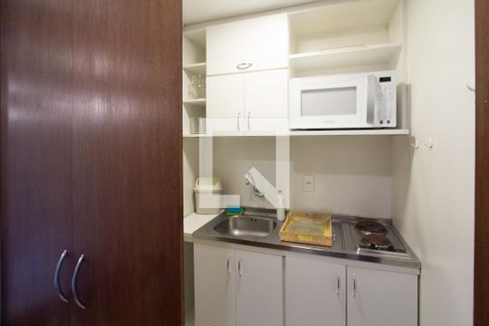 Cozinha de apartamento para alugar com 1 quarto, 32m² em Jardim Europa, São Paulo