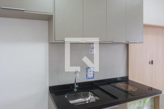 Cozinha de apartamento para alugar com 1 quarto, 28m² em Jardim das Acacias, São Paulo