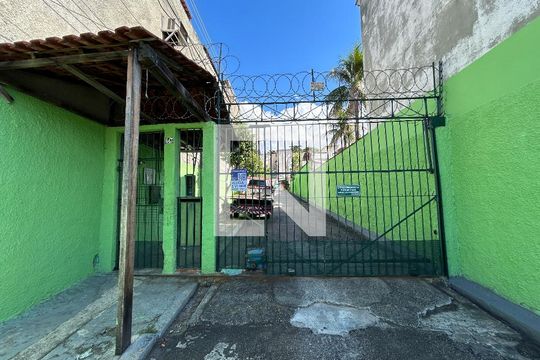Fachada + plaquinha de casa para alugar com 1 quarto, 40m² em Tomás Coelho, Rio de Janeiro