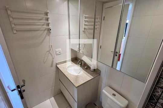 Banheiro de kitnet/studio para alugar com 1 quarto, 34m² em Vila Madalena, São Paulo