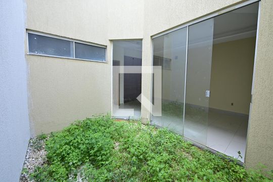 Quintal Sala de casa para alugar com 3 quartos, 120m² em Jardim Atlantico, Goiânia