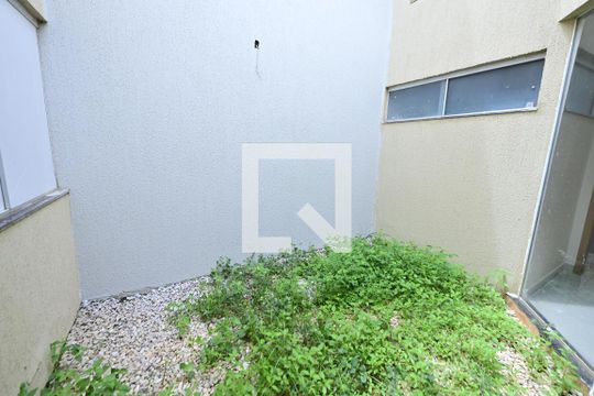 Quintal Sala de casa para alugar com 3 quartos, 120m² em Jardim Atlantico, Goiânia