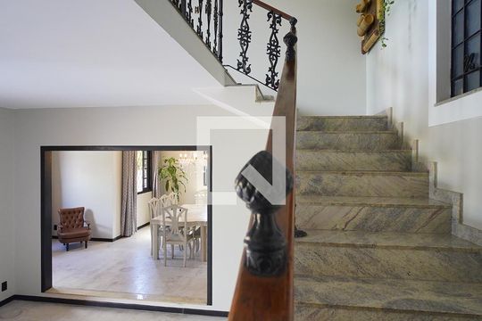 Escada para dormitórios de casa de condomínio para alugar com 3 quartos, 1000m² em Lagoa da Conceição, Florianópolis