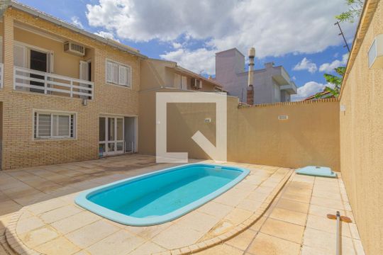 Piscina de casa à venda com 5 quartos, 270m² em Mal. Rondon, Canoas