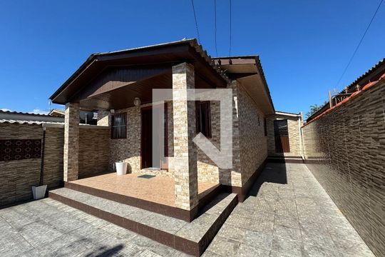 Quintal  de casa à venda com 2 quartos, 80m² em Santos Dumont, São Leopoldo