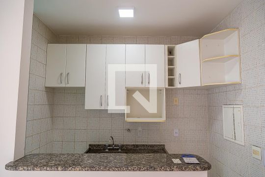 Cozinha de apartamento para alugar com 1 quarto, 45m² em Vila Guarani (zona Sul), São Paulo