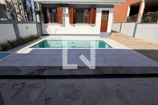 Piscina de casa à venda com 3 quartos, 140m² em Vila Ipiranga, Porto Alegre