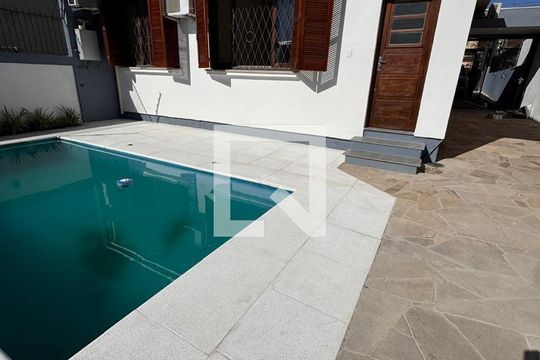 Piscina de casa à venda com 3 quartos, 140m² em Vila Ipiranga, Porto Alegre