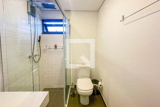 Banheiro de kitnet/studio à venda com 1 quarto, 30m² em Pinheiros, São Paulo