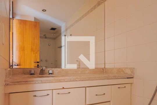Banheiro de apartamento para alugar com 2 quartos, 67m² em Jardins, São Paulo