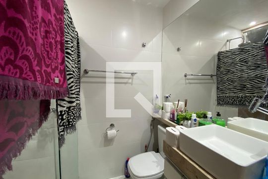 Banheiro de apartamento para alugar com 2 quartos, 60m² em Quintino Bocaiúva, Rio de Janeiro